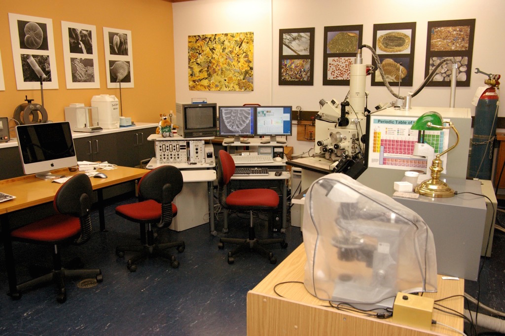 Picture of JEOL 733 Electron Microprobe