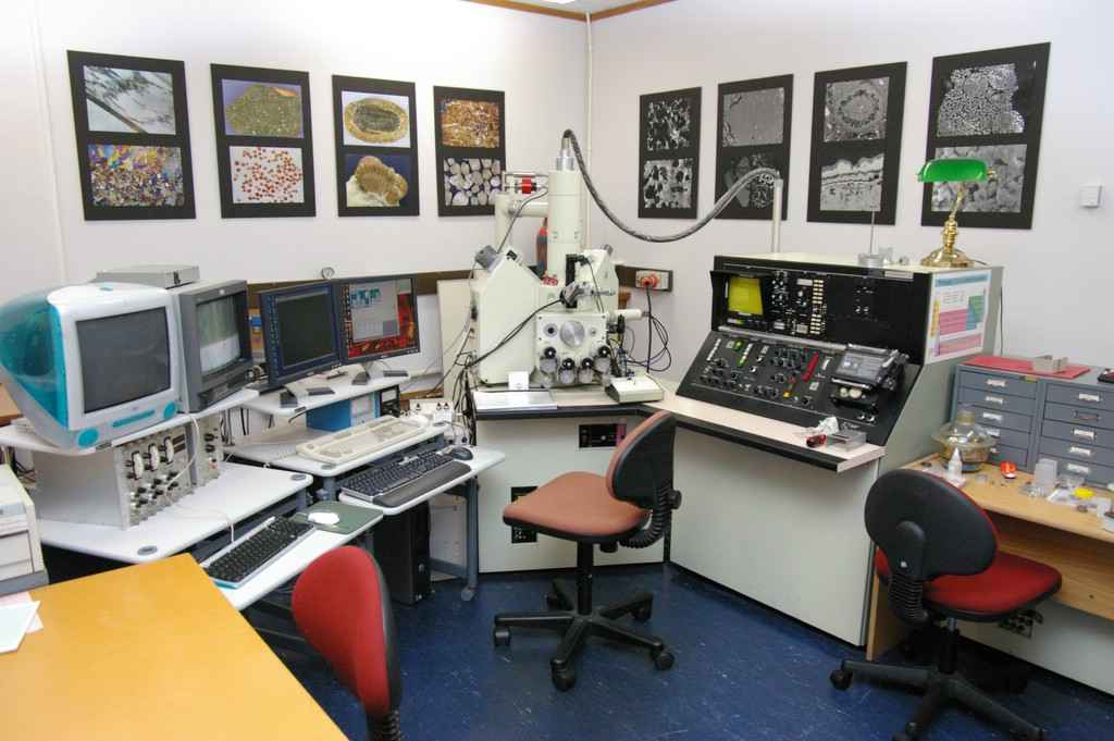 Picture of JEOL 733 Electron Microprobe
